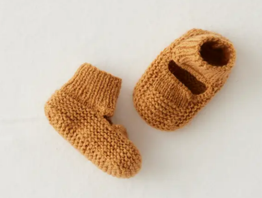 Chaussons bébé au tricot facile - Perles & Co